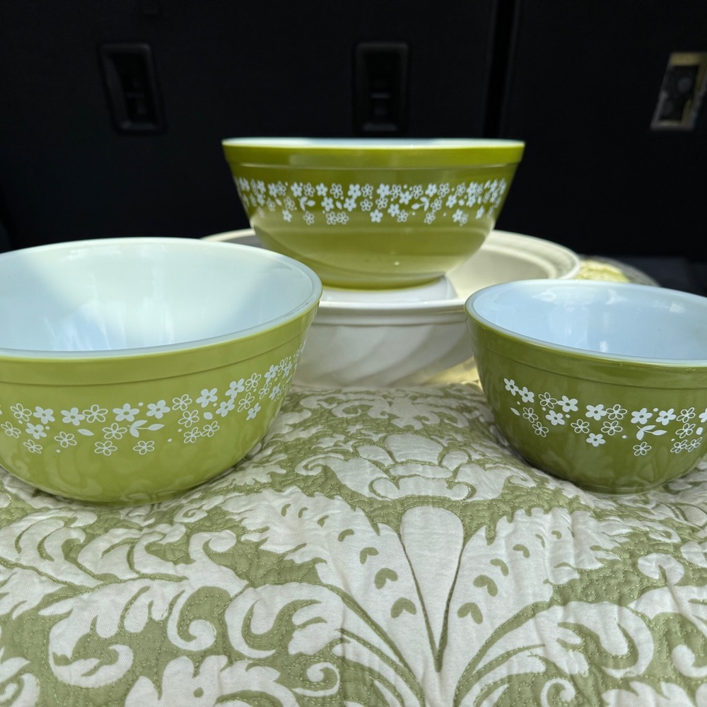 Pyrex Green and White Floral Bowl Set